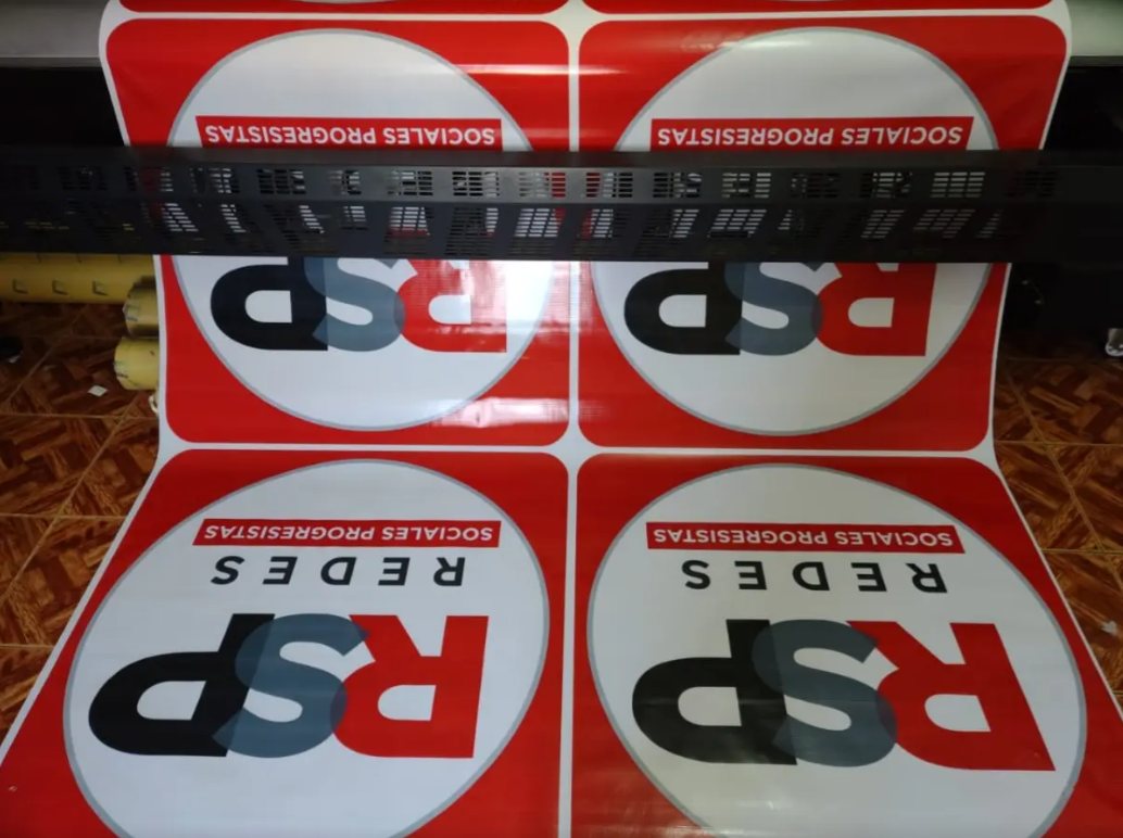 Lonas grandes para campa&ntilde;a imprimi&eacute;ndose en el plotter - trabajo real de De Todo Impresos TLX