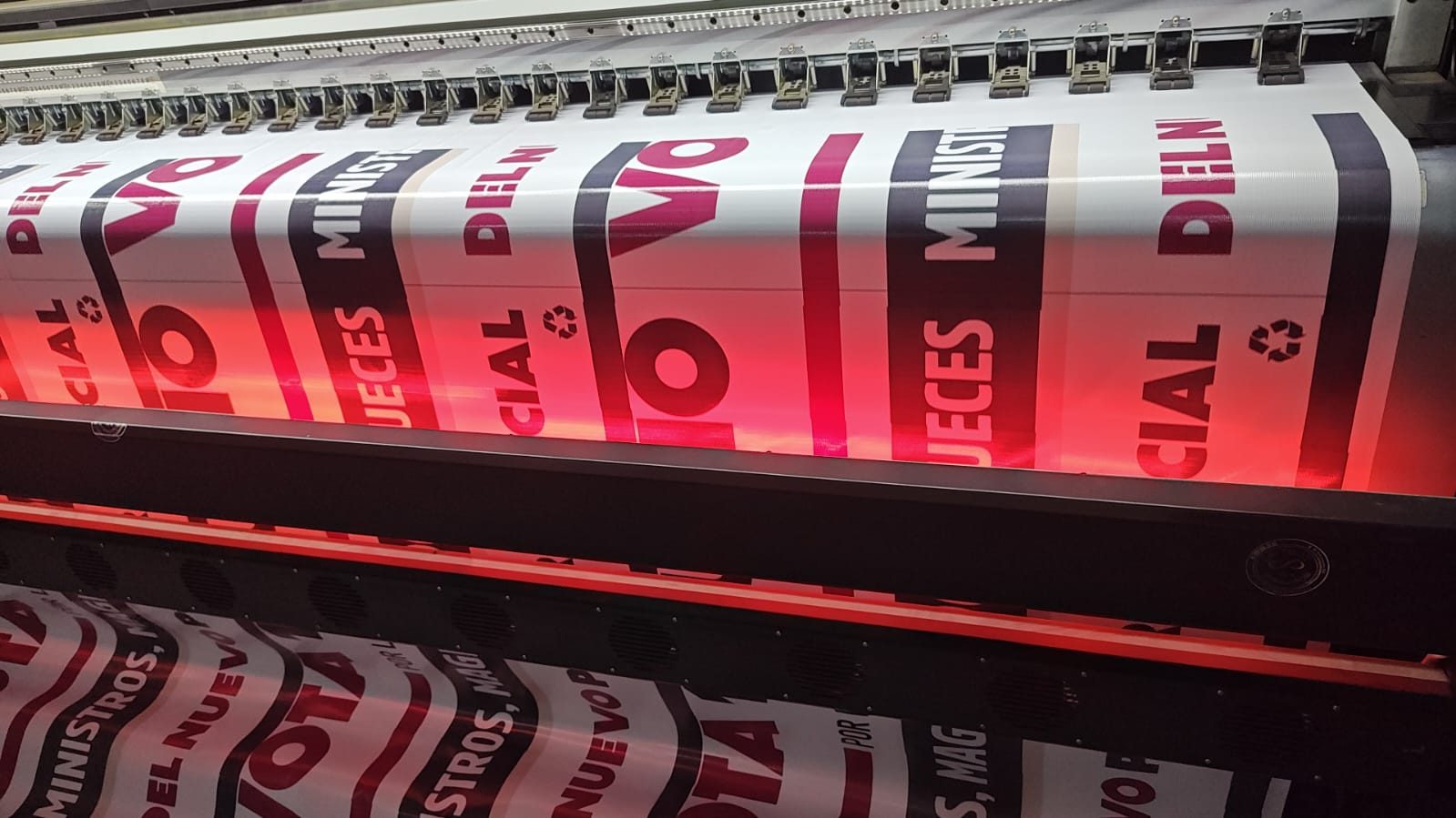 Plotter de gran formato trabajando - trabajo real de De Todo Impresos TLX